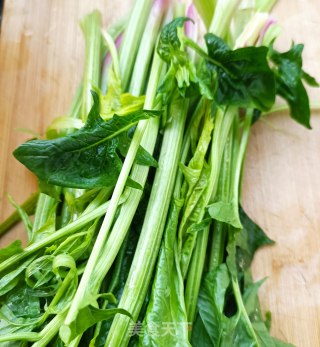 培根炒菠菜梗的做法步骤：3