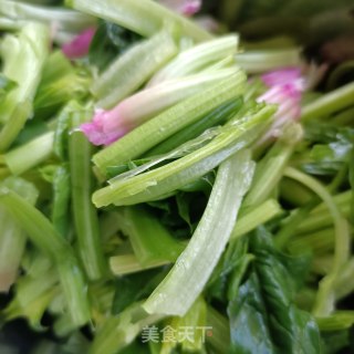 培根炒菠菜梗的做法步骤：4