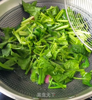培根炒菠菜梗的做法步骤：6