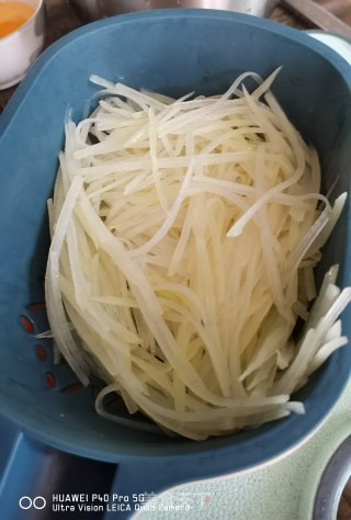 猴腿炒土豆丝的做法步骤：5