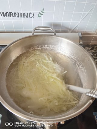 猴腿炒土豆丝的做法步骤：6