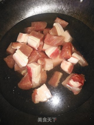 红烧肉炖萝卜的做法步骤：1