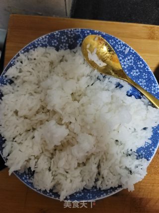 香肠豌豆玉米粒炒饭的做法步骤：1