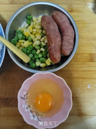 香肠豌豆玉米粒炒饭的做法步骤：2