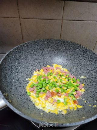 香肠豌豆玉米粒炒饭的做法步骤：5