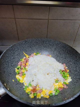 香肠豌豆玉米粒炒饭的做法步骤：6