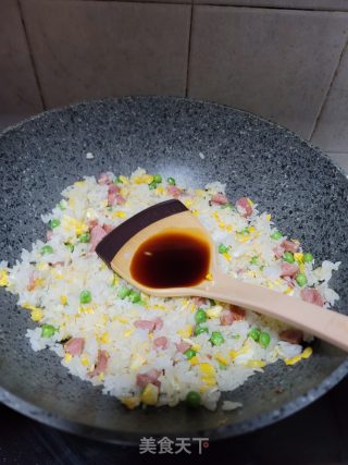 香肠豌豆玉米粒炒饭的做法步骤：7