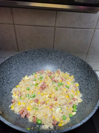 香肠豌豆玉米粒炒饭的做法步骤：8