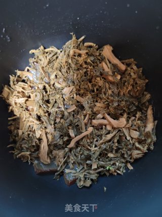 腊肉焖大头菜的做法步骤：5