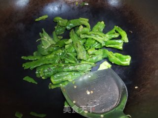 辣椒炒皮蛋的做法步骤：1