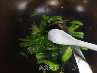 辣椒炒皮蛋的做法步骤：2