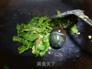 辣椒炒皮蛋的做法步骤：3
