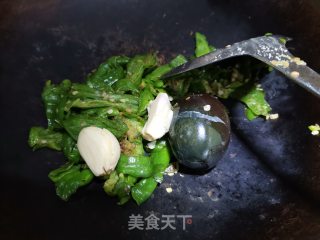 辣椒炒皮蛋的做法步骤：4