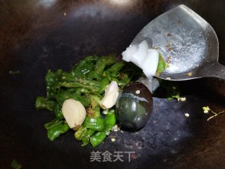 辣椒炒皮蛋的做法步骤：5