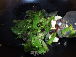 辣椒炒皮蛋的做法步骤：6