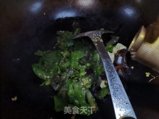 辣椒炒皮蛋的做法步骤：7