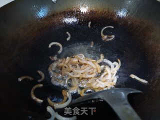 猪皮炒青红辣椒的做法步骤：1