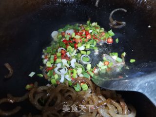 猪皮炒青红辣椒的做法步骤：2