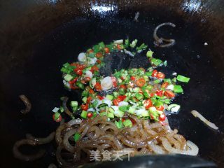 猪皮炒青红辣椒的做法步骤：3