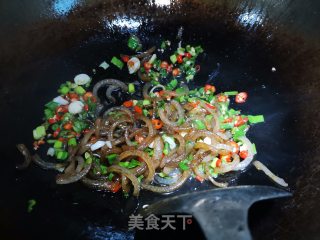 猪皮炒青红辣椒的做法步骤：4