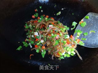 猪皮炒青红辣椒的做法步骤：5