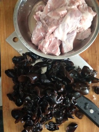 八味猪头肉焖爆木耳的做法步骤：1