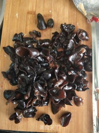八味猪头肉焖爆木耳的做法步骤：2