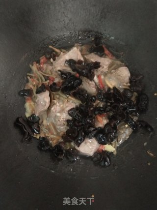 八味猪头肉焖爆木耳的做法步骤：4