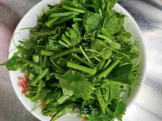 五花肉炒佛手瓜苗的做法步骤：2