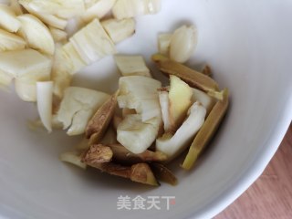 五花肉炒佛手瓜苗的做法步骤：3