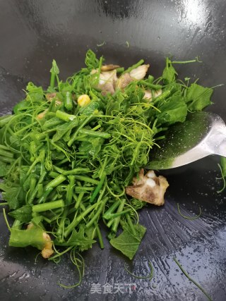 五花肉炒佛手瓜苗的做法步骤：7