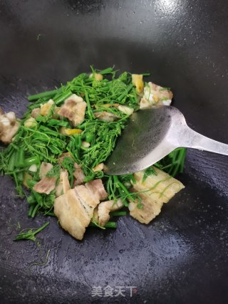 五花肉炒佛手瓜苗的做法步骤：8