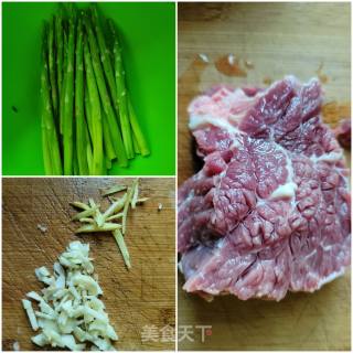 白灼牛肉拼芦笋的做法步骤：1