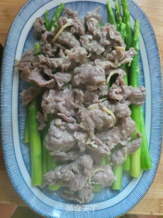 白灼牛肉拼芦笋的做法步骤：5
