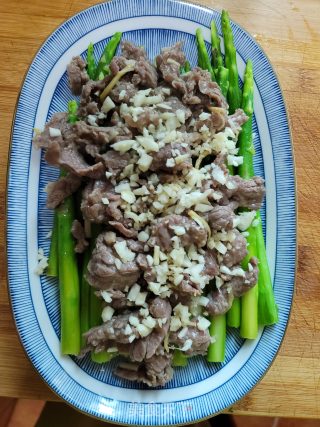 白灼牛肉拼芦笋的做法步骤：6
