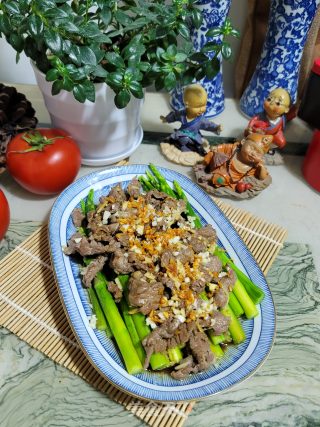 白灼牛肉拼芦笋的做法步骤：8