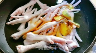 鸡爪除了凉拌红烧，虎皮的做法也是超级好吃的！！的做法步骤：2