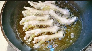 鸡爪除了凉拌红烧，虎皮的做法也是超级好吃的！！的做法步骤：3