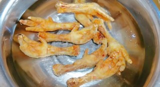 鸡爪除了凉拌红烧，虎皮的做法也是超级好吃的！！的做法步骤：5