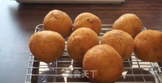 把隔壁家小朋友馋哭的香脆热狗芝士球球的做法步骤：8