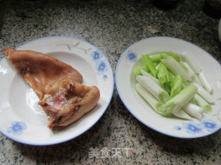 大葱炒猪耳朵的做法步骤：1