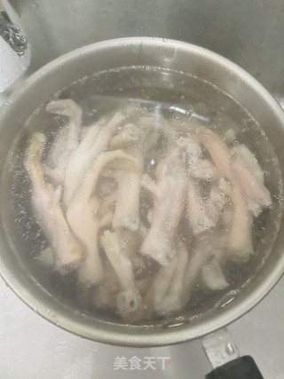 竹荪炖鸭脚的做法步骤：1