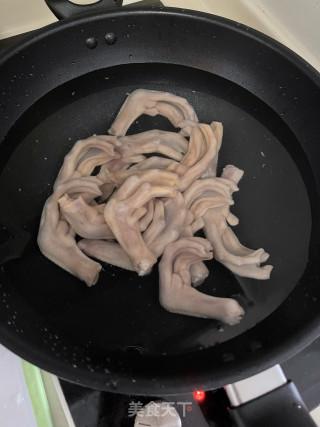 竹荪炖鸭脚的做法步骤：2