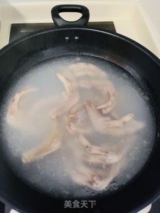 竹荪炖鸭脚的做法步骤：5
