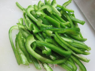 肉丝豆腐皮炒柿子椒的做法步骤：4