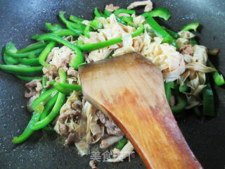 肉丝豆腐皮炒柿子椒的做法步骤：8