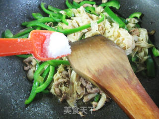 肉丝豆腐皮炒柿子椒的做法步骤：9