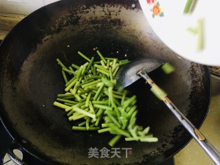 蒜苔过油肉的做法步骤：1