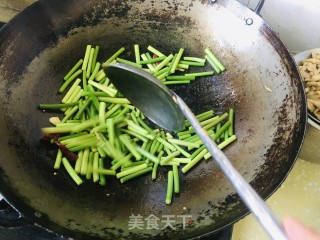 蒜苔过油肉的做法步骤：2