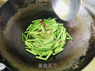 蒜苔过油肉的做法步骤：3